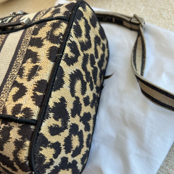 Christian Dior Mizza embroidered canvas vanity bag RARE.
100% Authentic. - Picture 4 of 11